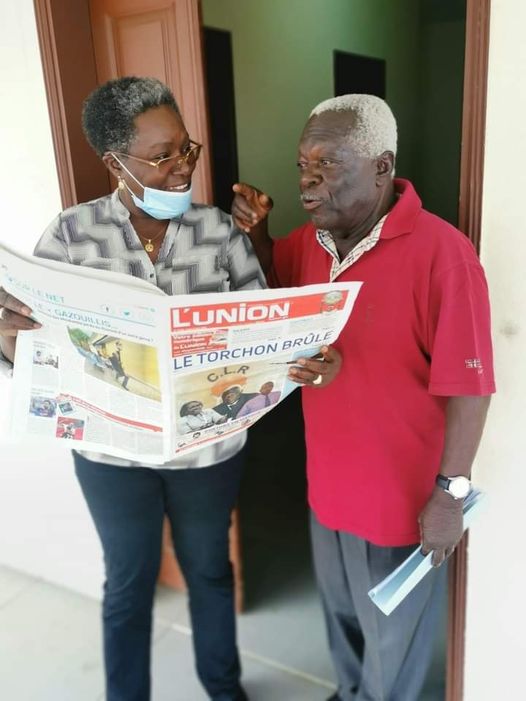 Le président fondateur du CLR, Jean Boniface Assélé, donnant les directives au Délégué général du CLR Dr Nicole Assélé le 1er septembre au siège du parti à Libreville © Com CLR