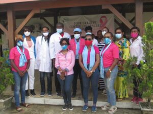 Quelques membres du mouvement féministe posant pour la postérité avec le personnel soignant © Gabonactu.com