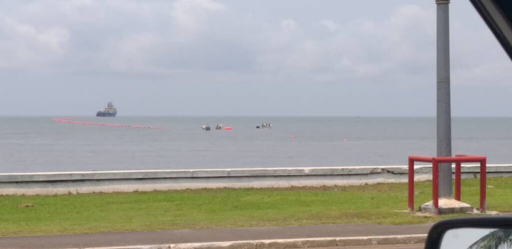 Bateau sur le front de mer à Libreville / Gabonactu.com