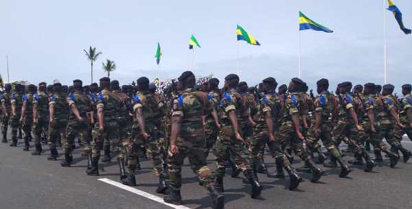 Des militaires gabonais lors d'un défilé du 17 août à Libreville / Gabonactu.com