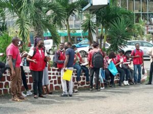 Quelques volontaires chassés le 10 juin  du siège de la Croix rouge gabonaise par la police   © Gabonactu.com