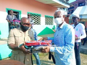 L’ancien Maire de Libreville, Eugène Mba remettant également symboliquement des kits scolaires aux chefs des quartiers  © Gabonactu.com