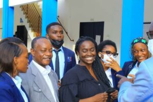Les étudiants d’EM Gabon-université congratulant leur hôte  © PI