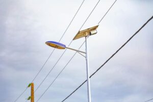 Un  des lampadaires solaires érigés à Mayumba © MPMG