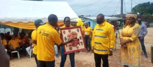 Les habitants  ont gratifié leur hôte d’un tableau symbolisant le vivre-ensemble qui règne dans ce quartier cosmopolite de Libreville  © Gabonactu.com