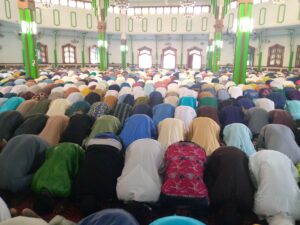 Les musulmans de Port-Gentil en pleine prière à la Mosquée centrale © Gabonactu.com