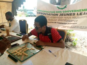 Le joueur malvoyant en pleine compétition du « challenge des jeunes leaders » du Scrabble à Port-Gentil le 06 août © Gabonactu.com