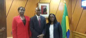  La délégation de la Banque Mondiale était composée de Abdoulaye Seck (centre), de Aîssatou Diallo (droite) et  de Alice Ouedraogo © Gabonactu.com