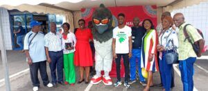  Certains athlètes posant  pour la postérité le 07 septembre à Libreville avec la Mascotte de la course « Ngozo » © Gabonactu.com