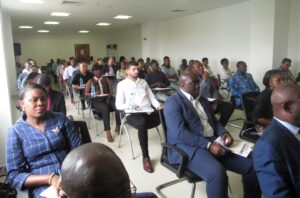 Quelques chefs d’entreprises établies à la ZERP de Nkok écoutant  la communication du Ministre de l’industrie © Gabonactu.com