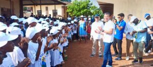 L’invité d’honneur de la tropicale Amissa Bongo 2023 Thomas Voeckler encourageant les écoliers de l’Ecole publique de Lalala à Lambaréné à faire du vélo © Gabonactu.com
