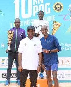 Le Chef de l’Etat posant pour la postérité avec les vainqueurs et Mo Farah, prestigieux invité coureur de la 5ème édition du 10 KM de POG © Gabonactu.com