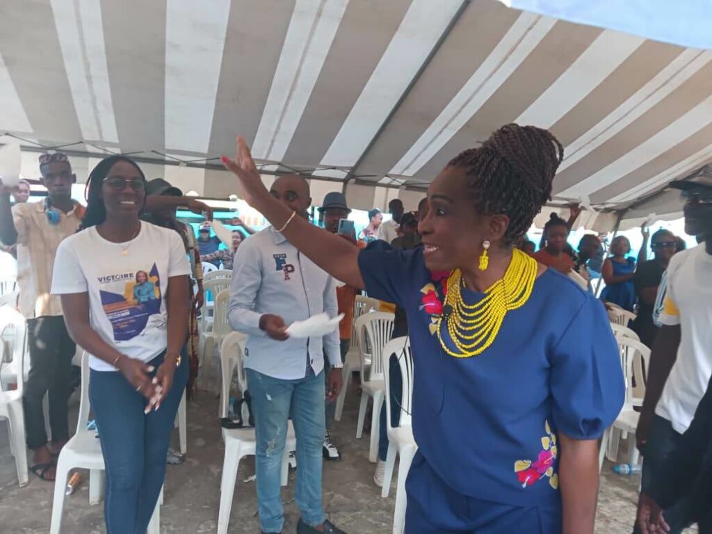 La candidate déclarée à la présidentielle d’août 2023, Victoire Issembe Lasseni Duboze, durant sa causerie politique le 14 mai à Okala dans le nord de Libreville © Gabonactu.com