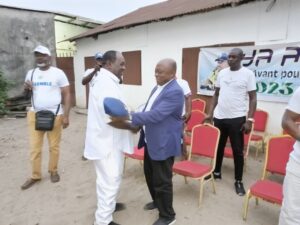 Fefe Onanga et Michel Essonghe se congratulant en pleine causerie politique © Gabonactu.com
