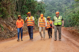 Les responsables de la mission de suivi-évaluation marchant  le 10 août sur la route Kougouleu-Medouneu franchissement chargée © Com TP
