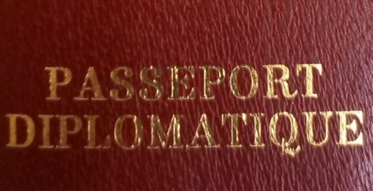 Les anciens du régime déchu sommés de rendre leurs passeports