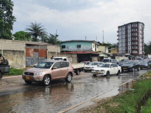 La chaussée dégradée complétement inondée provoquées embouteillages monstres © Gabonactu.com