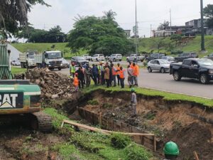 Une partie de la chaussé sur le boulevard triomphal menacée d’effondrement © Gabonactu.com