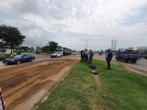 Le Ministre des travaux constatant avec désolation le 10 janvier  la destruction de la route au carrefour Barakouda  à Owendo par des grumiers © Gabonactu.com