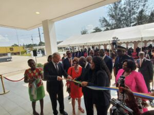 Le président de la FEG Henry Claude Oyima, coupant le ruban symbolique © Gabonactu.com