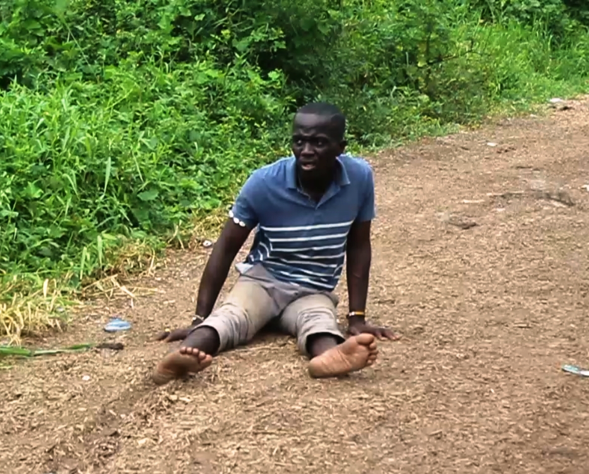 Un jeune homme paralysé crie à l'aide