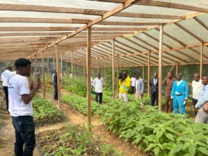 Un des étudiants expliquant le processus de planting et de production des produits maraichers et vivriers sains enseignés à EM Gabon-Université © Gabonactu.com