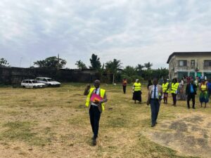 Les agents de l’IHPA visitant le terrain querellé © Gabonactu.com