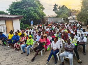 Les populations  de Port-Gentil venues assister à la causerie politique de sensibilisation de Fefe Onanga sur le oui au referendum © Gabonactu.com