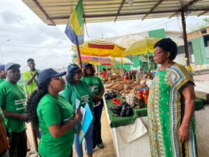 Les membres du mouvement citoyen ICOD sensibilisant les commerçantes du Marché Maman Suzanne à Akanda © Gabonactu.com