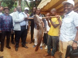 Les populations de Bounzi remettant un  gros poisson en guise de présent à Jean Remy Yama © Gabonactu.com