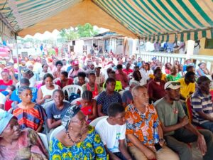 L’assistance venue écouter le message de Fefe Onanga sur le oui au referendum © Gabonactu.com