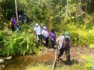 Les randonneurs étaient soumis à un parcours escarpé © Gabonactu.com