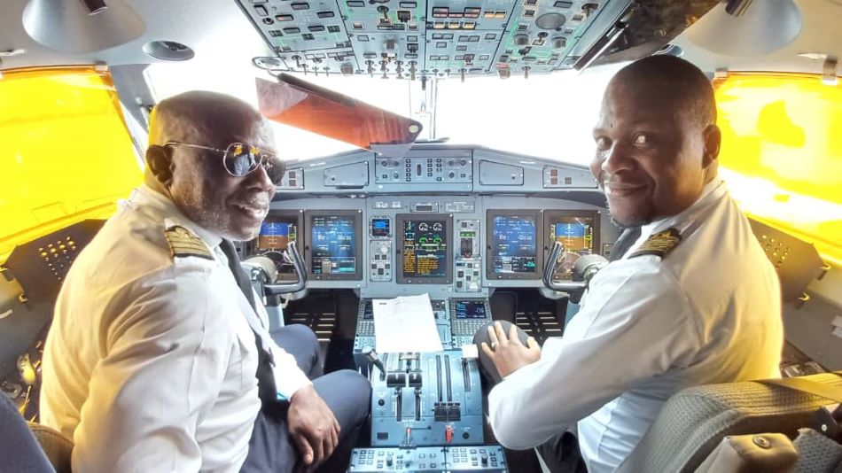 Pilotes gabonais de FlyGabon lors du vol inaugural / Gabonactu.com