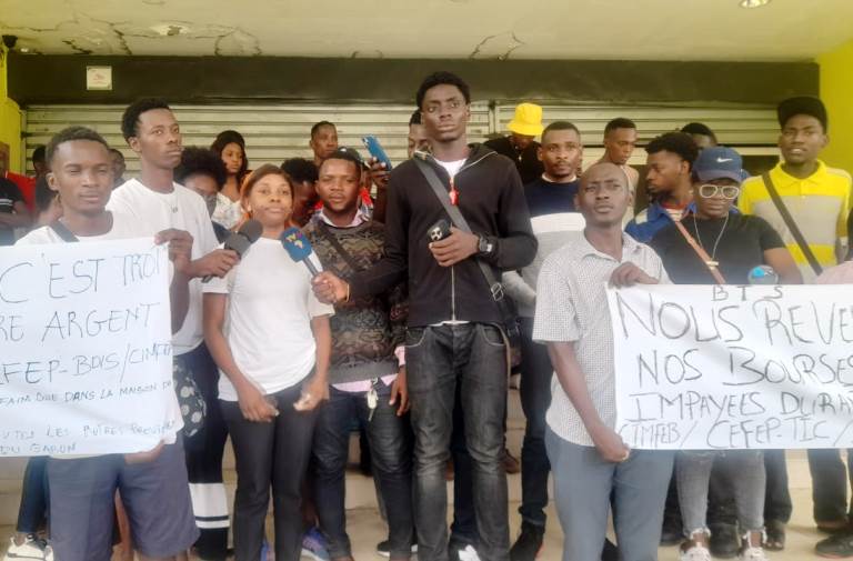 Les étudiants du CTIC en grève mercredi devant l'ANBG © Gabonactu.com