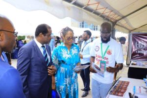 La représentation diplomatique du Cameroun visitant les stands © Gabonactu.com