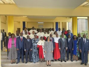 Les nouveaux membres de la commission et les juges de la Cour de Cassation posant pour la postérité autour du Ministre de la réforme des Institutions Murielle Mikoue épse Mintsa © Gabonactu.com