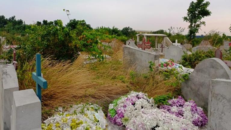 Artificial flowers no longer have their place on the graves of a cemetery in Port-Gentil (Town Hall) –