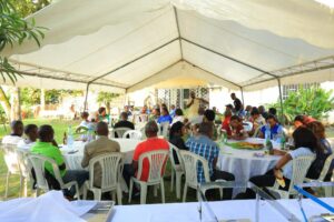 Les cadres et notables originaires de la province de l’Ogooué Ivindo échangeant avec l’homme politique Thierry Makando © D.R