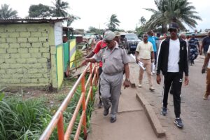 Le délégué de Port-Gentil le Général Pierre Rizogo Rousselot sur le terrain avec ses collaborateurs © Gabonactu.com