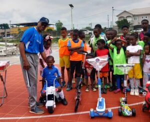 Le président d’honneur du  Centre de Football Malachie  United, Jean Claude Ogouliguendé, remettant des cadeaux jeunes joueurs de l’équipe © D.R