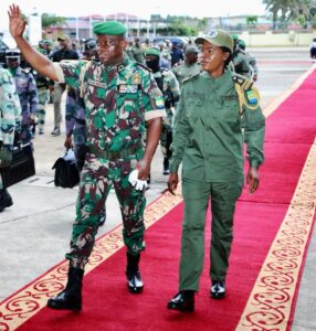 Le Colonel des Douanes,  Zita Oligui Nguema aux côtés de son époux, le Général Brice Clotaire Oligui durant la Journée sportive des Forces de Défense et de Sécurité © CP