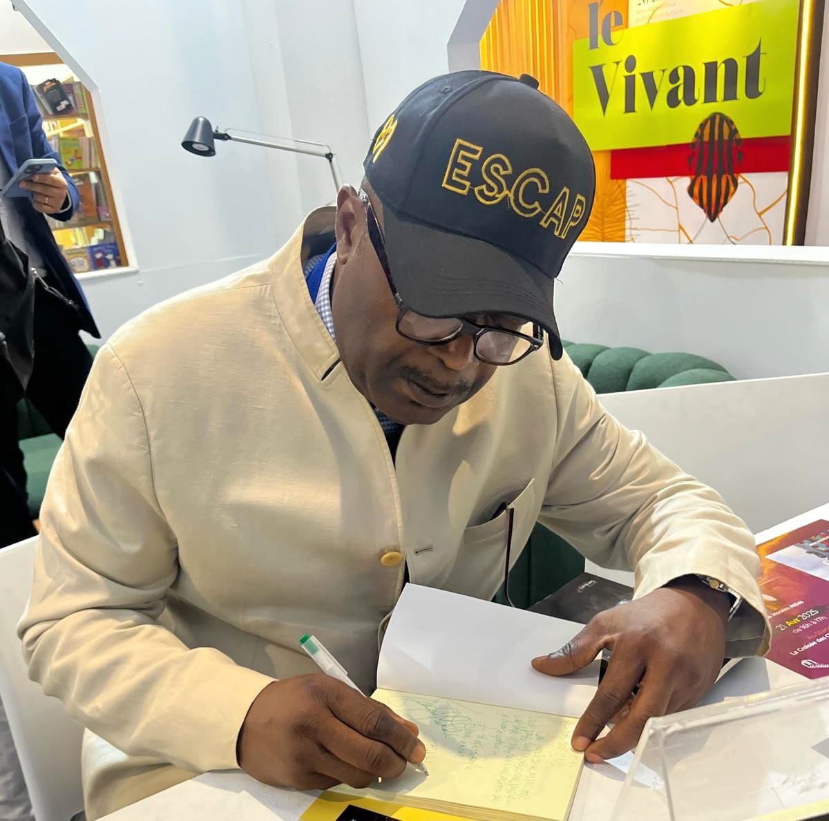 Eric Joël Békalé dans une cérémonie de dédicace d'un de ses romans à Rabat @ DR