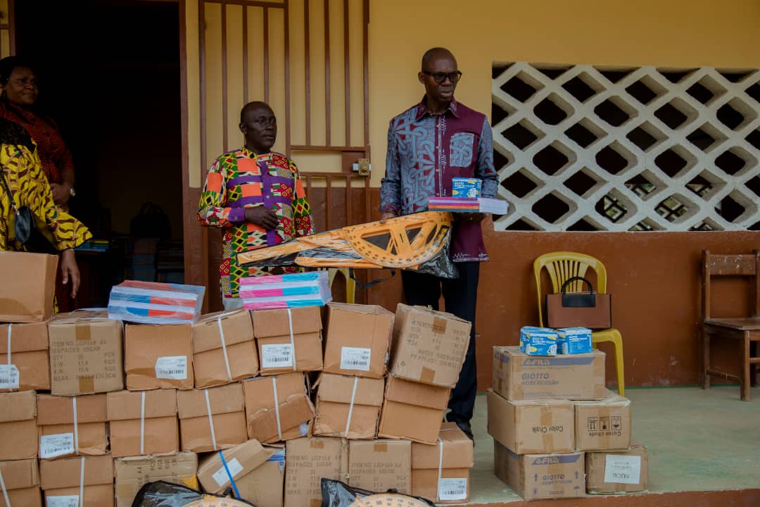 Rentrée scolaire à Lambaréné : Thierry Minko offre 2 400 kits scolaires et soutient l’excellence académique   -